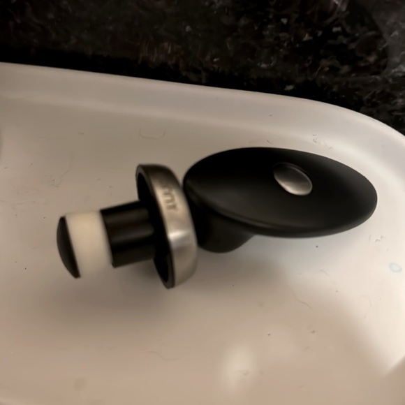 Bonny Bar Bottle Stopper that Provides air tight seal on bottles - Picture 3 of 3